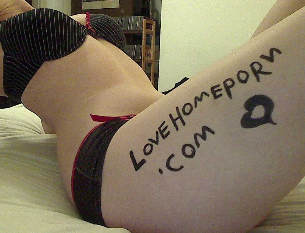 An amateur hottie has lovehomeporn.com lin written on her sexy thighs.