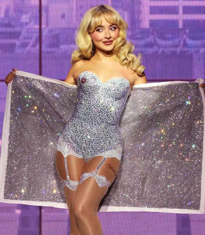 Sabrina Carpenter sexy kjole